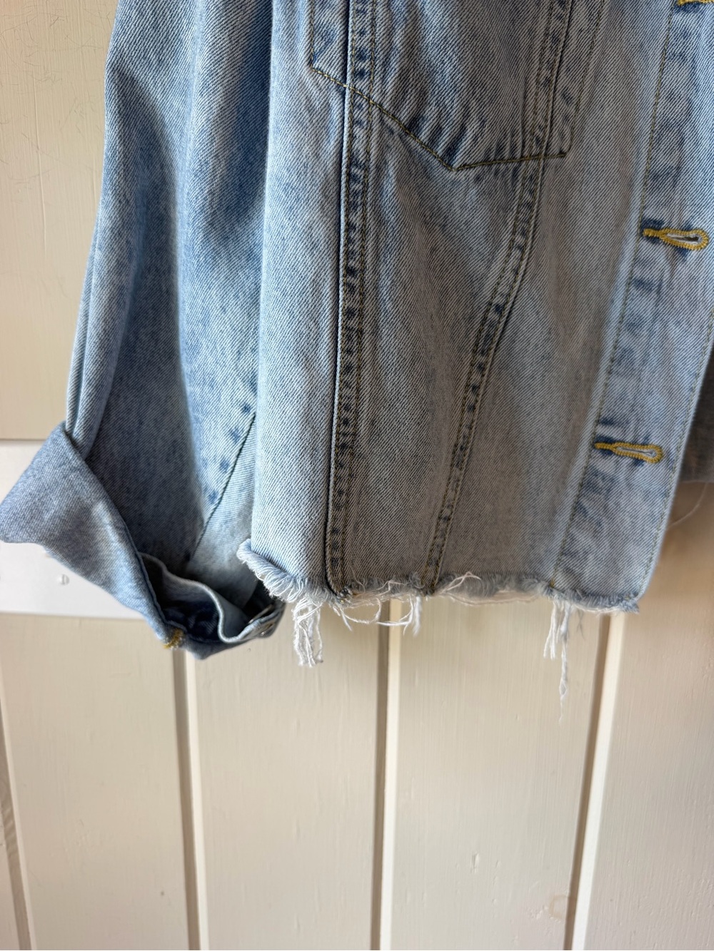 Forever 21 Light Washed Denim Cropped Distressed Jacket, Size 2X - Picture 2 of 8